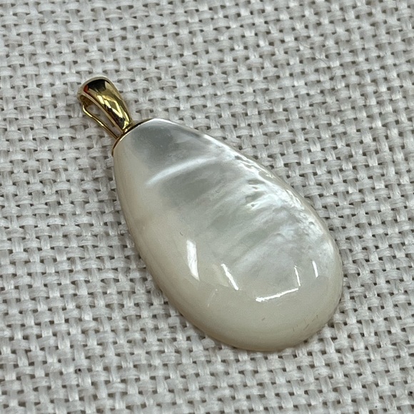 Genuine Vintage 14k Gold Mother-of-Pearl Teardrop Pendant, 7.1g, Stamped 14K - Picture 12 of 17